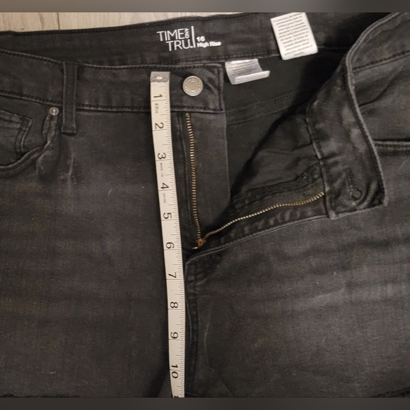 Time & Tru, frayed booty jean shorts, black, Size 16, High Rise - Picture 4 of 11